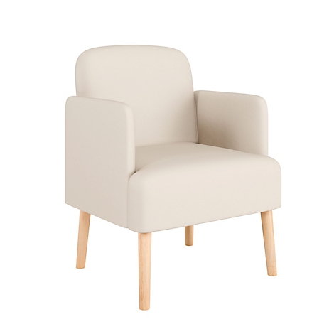 Beige fauteuil met houten poten op een witte achtergrond.