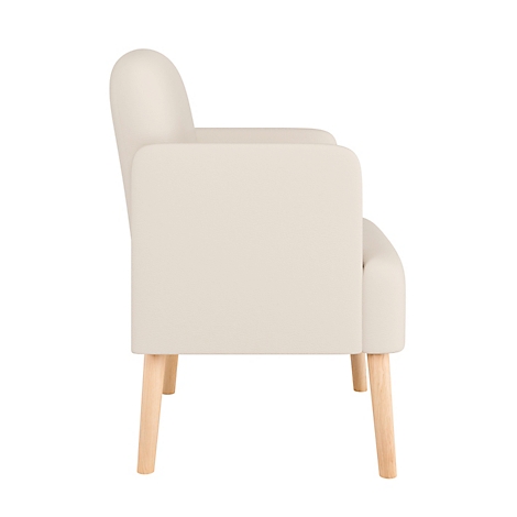 Crèmekleurige fauteuil in profiel. Afgeronde rugleuning, rechthoekige armleuning en lichte houten poten.