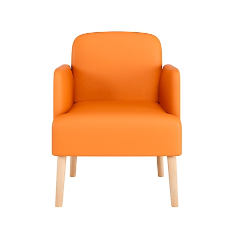 Oranje fauteuil met houten poten, op een witte achtergrond.