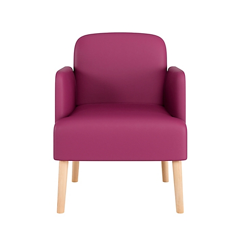 Een bordeauxrode fauteuil met armleuningen en licht houten poten, tegen een witte achtergrond.