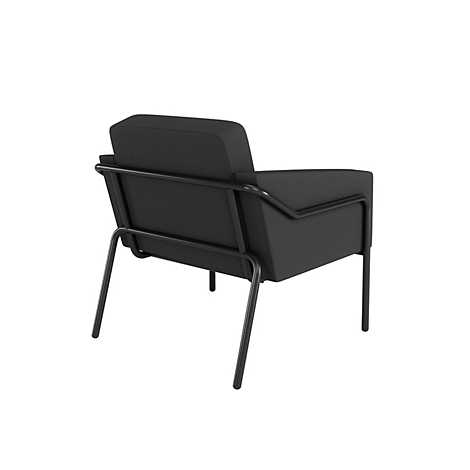 Zwarte fauteuil, achteraanzicht. Metalen frame, gewatteerde zitting en rugleuning.