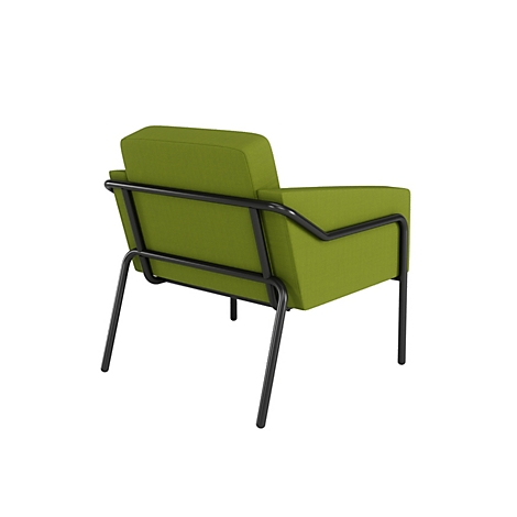 Een groene fauteuil met een zwart metalen frame, gefotografeerd van linksachter.