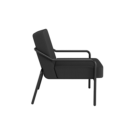 Zwarte fauteuil in profiel. Eenvoudig ontwerp, stalen frame, gewatteerde zitting en rugleuning.