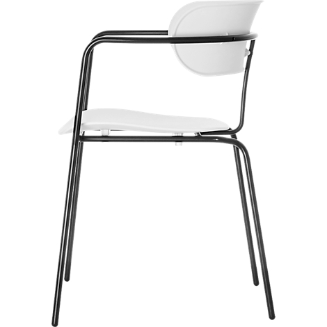 Chaise blanche avec pieds et accoudoirs en métal noir, vue latérale.