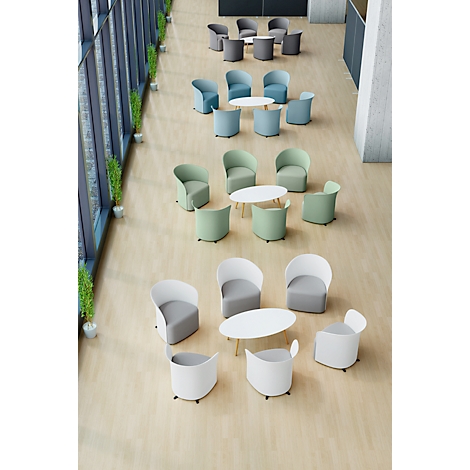 Draufsicht auf eine moderne Lounge mit mehreren Sitzgruppen: Blaue, grüne und weiße Stühle um runde und ovale Tische.