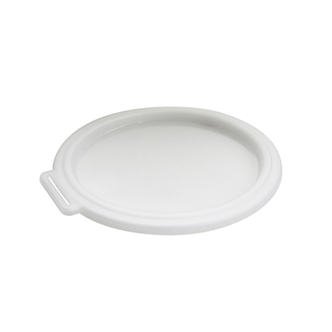 Un couvercle blanc et rond avec une poignée. Le couvercle a un bord légèrement surélevé.