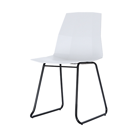 Silla blanca con estructura negra, aislada sobre fondo blanco.