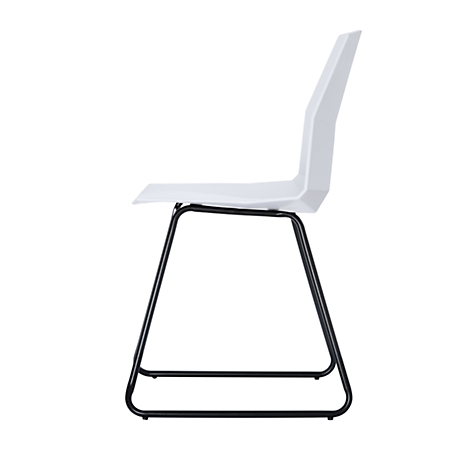 Silla blanca de perfil, estructura de metal negro, diseño minimalista.