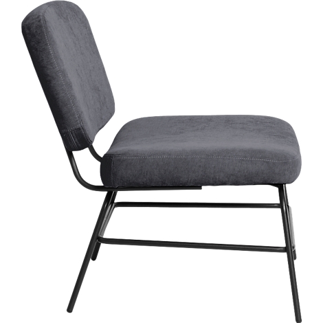 Een grijze stoel in profiel, gestoffeerde zitting en rug, metalen frame.