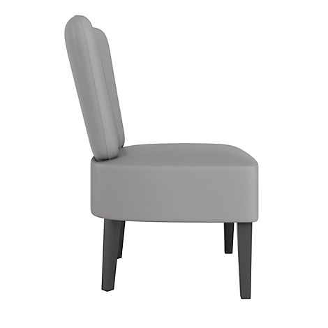 Vue latérale d'une chaise gris clair ; Dossier avec quatre zones légèrement arrondies, assise carrée, pieds foncés.