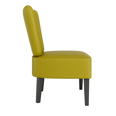 Vue latérale d'une chaise jaune avec un dossier incurvé et des pieds foncés. L'assise est carrée.