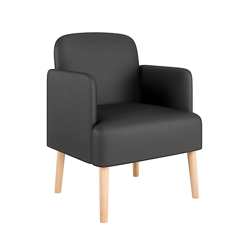 Fauteuil noir avec pieds en bois clair. Forme arrondie avec accoudoirs.