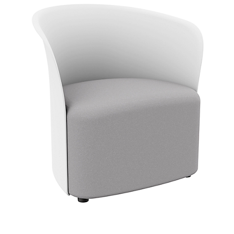 Un fauteuil semi-circulaire avec un cadre blanc et une assise gris clair. Il se dresse sur un fond blanc.
