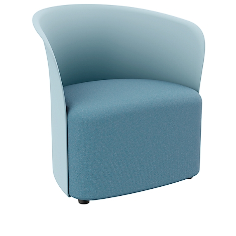 Fauteuil bleu clair avec dossier et assise incurvés, isolé sur fond blanc.