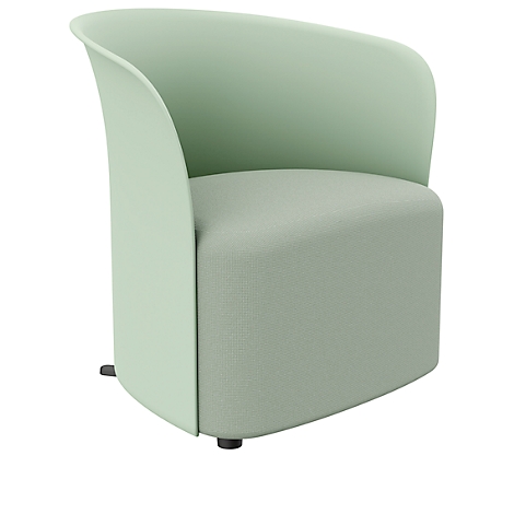 Fauteuil vert clair avec dossier incurvé et assise carrée. Les accoudoirs sont arrondis. Le fauteuil repose sur des pieds noirs.