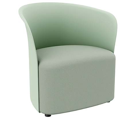 Fauteuil vert clair avec dossier incurvé et assise large, sur socle noir.