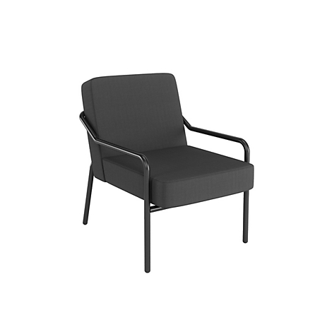 Un fauteuil noir avec un cadre en métal, sur fond blanc.
