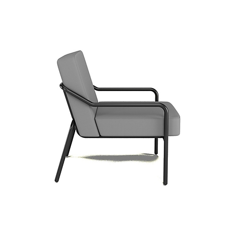 Fauteuil gris clair avec cadre en métal noir. La chaise est de profil.