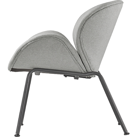 Chaise grise clair avec assise et dossier courbés sur un cadre délicat et foncé. La forme rappelle une fleur.