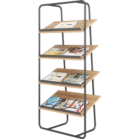 Een boekenrek met vier niveaus. De houten planken zijn schuin geplaatst en gevuld met tijdschriften. Het frame is van metaal.