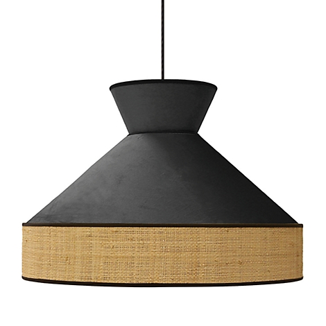 Lampe suspendue, noire avec une partie d'abat-jour claire et tissée.