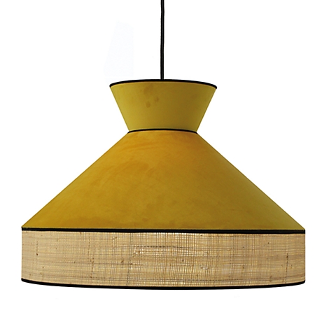 Lampe suspendue jaune avec bordure noire et panier inférieur en fibres naturelles.