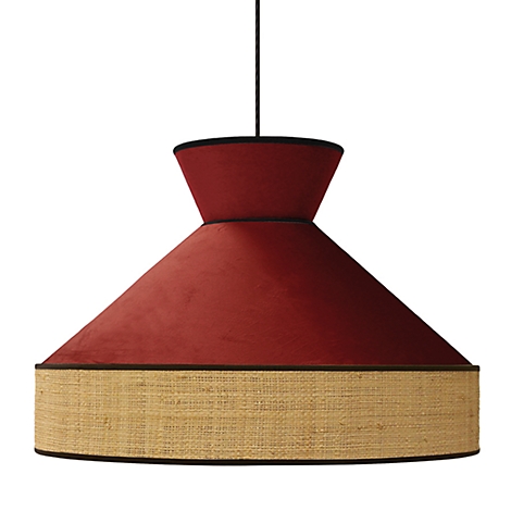 Lampe suspendue rouge avec abat-jour en tissu et partie inférieure tissée. Bords et suspension noirs.