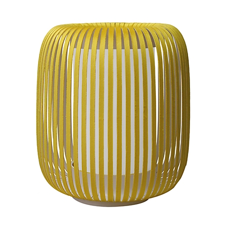 Gelbe, längliche Lampen aus Holzlatten, umgeben einen weißen Zylinder.