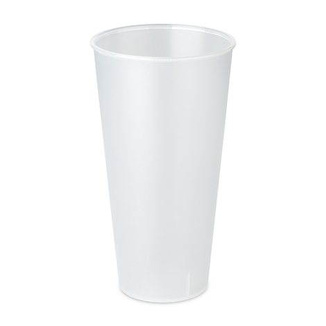 Een lange, doorschijnende plastic beker staat tegen een witte achtergrond.
