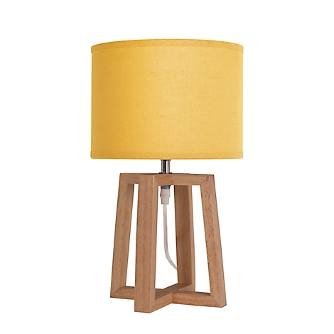 Lampe de table avec abat-jour jaune et base en bois, câble visible.