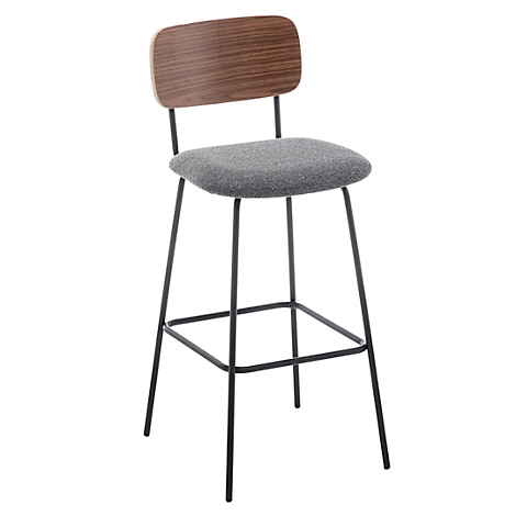 Close-up van een stoel: houten rugleuning, grijze zitting, zwart frame, witte achtergrond.