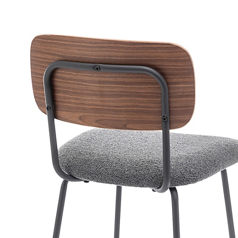 Een barkruk van achteren gezien, met houten rugleuning, grijze zitting en zwart metalen frame.