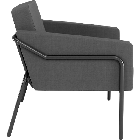 Zijaanzicht van een grijze stoffen fauteuil met een metalen frame.