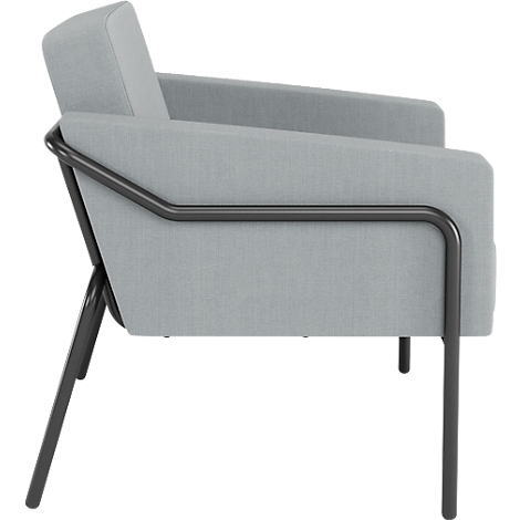 Lichtgrijze fauteuil met zwart metalen frame, zijaanzicht.