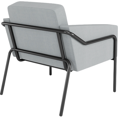 Lichtgrijze fauteuil met een zwart metalen frame. Het perspectief laat de achterkant van de fauteuil zien. De poten zijn taps toelopend.