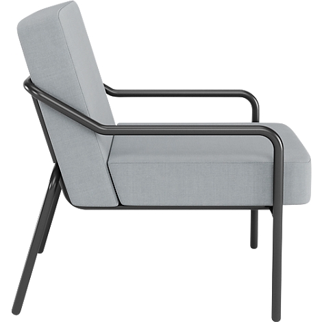 Lichtgrijze fauteuil met zwart metalen frame. Zijaanzicht.