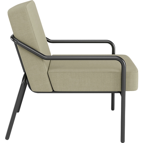 Beige fauteuil met een zwart metalen frame. De armleuningen en poten zijn van metaal.