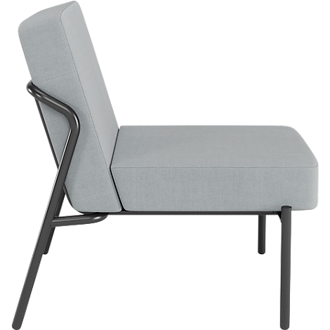 Een comfortabele grijze fauteuil in profiel. Hij heeft een metalen frame in zwart en een zitting met rugleuning van stof.