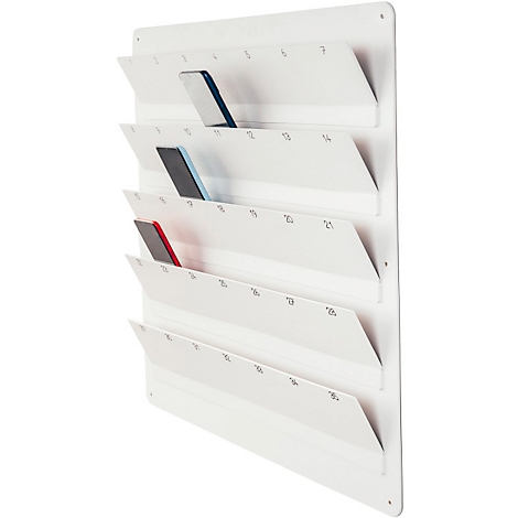 Witte wandbevestiging met scharnierende compartimenten met kaarten. Nummers zijn afgedrukt.