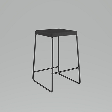 Schwarzer Barhocker vor grauem Hintergrund. Quadratische Sitzfläche, Metallbeine.