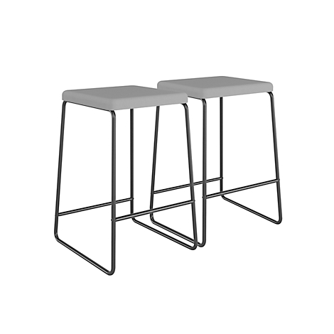 Zwei moderne Barhocker mit hellgrauen Sitzflächen und einem dunklen, schlanken Metallgestell vor weißem Hintergrund.