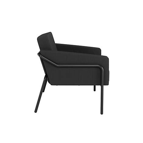 Schwarzer Sessel, seitliche Ansicht, minimalistisches Design, Metallgestell.