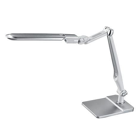 Eine silberfarbene Schreibtischlampe mit rechteckigem Lampenkopf. Die Lampe ist verstellbar und steht auf einem quadratischen Sockel.