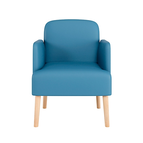 Blauer Sessel mit hellen Holzbeinen; vor weissem Hintergrund.