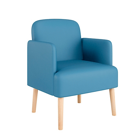 Blauer Sessel mit hellen Holzbeinen, auf weissem Hintergrund.