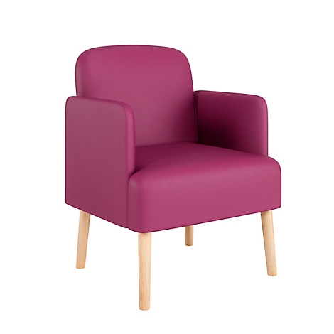 Ein moderner, pinkfarbener Sessel mit Holzfüssen und Armlehnen vor weissem Hintergrund.