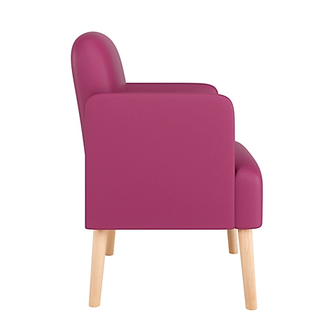 Ein magenta Sessel, Seitenansicht. Polsterung mit Holzbeinen.
