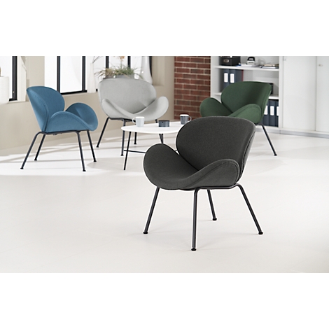 Verschiedene farbige Designer-Sessel mit Metallbeinen in einem Raum.