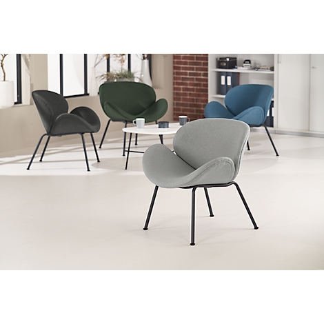 Vier Designerstühle, die im Kreis um einen kleinen Tisch angeordnet sind. Die Stühle sind in Grau, Schwarz, Grün und Blau gehalten.