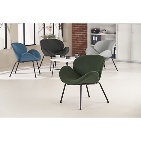 Verschiedene Designerstühle in verschiedenen Farben stehen in einem Wohnzimmer.